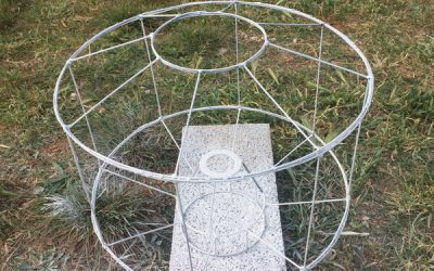 Une ossature d’abat jour pour Chloé, en fil de fer