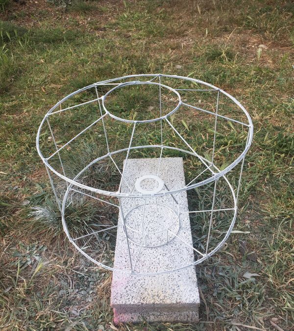 Une ossature d&rsquo;abat jour pour Chloé, en fil de fer