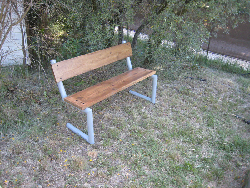 Un banc dans le jardin pour Claude