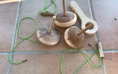 Des toupies pour les petits enfants