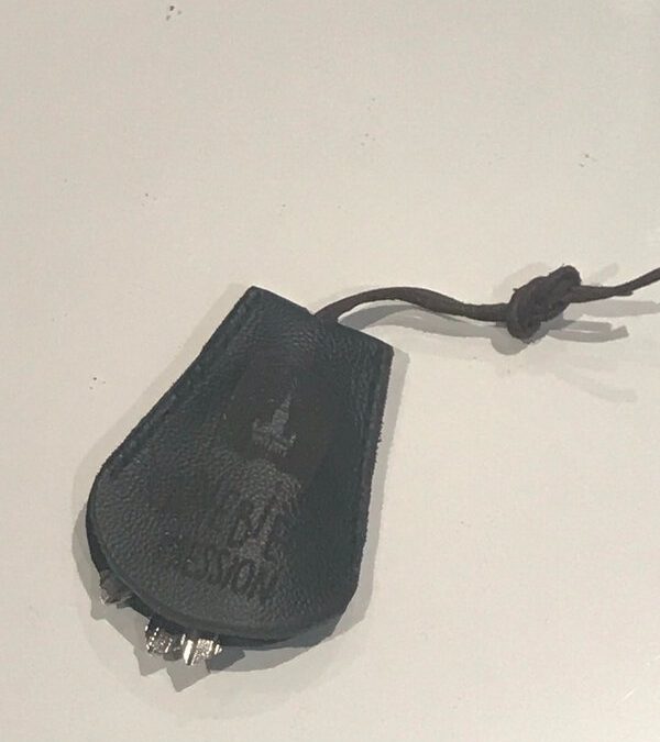 Des portes-clés en cuir au logo de la fanfare pour les musiciens