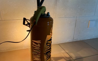 Une lampe avec un extincteur