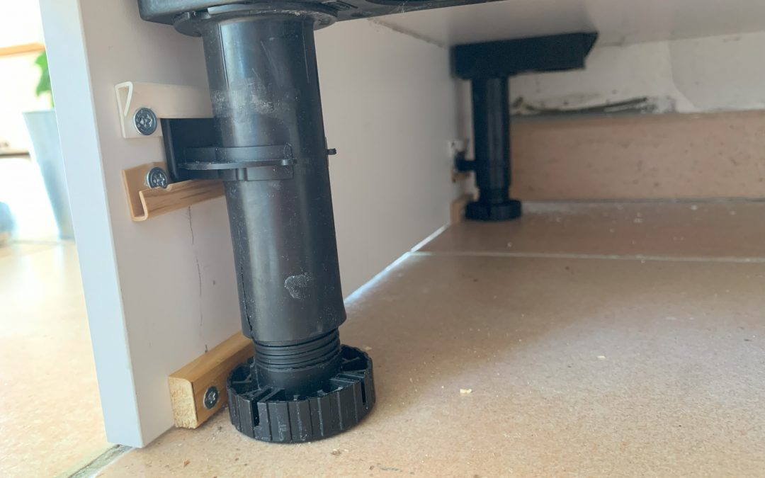 De nouvelles plinthes pour notre ancienne cuisine IKEA